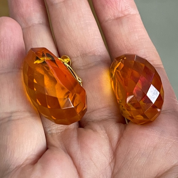 Faceted honey amber lucite gold tone clip on earrings - Picture 4 of 10